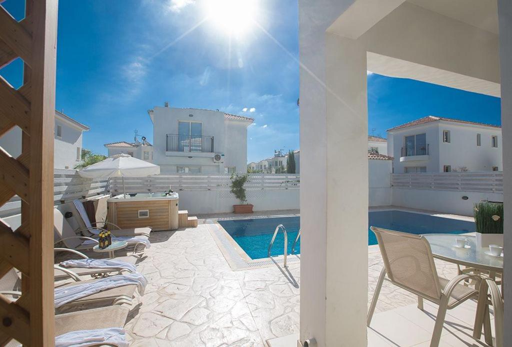 Villa Foros Dyo - Modern 3 Bedroom Pernera Villa with Pool - Close to all Amenities view 4