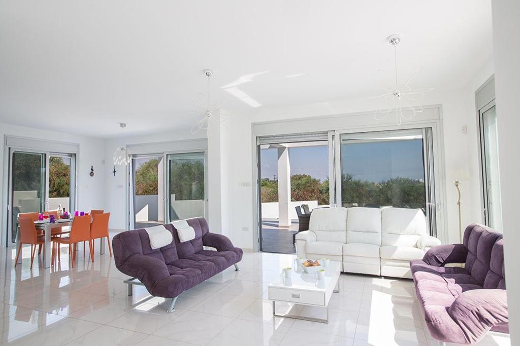 Villa Protara Chrysos - Beautiful 5 Bedroom Protaras Villa - Walking Distance