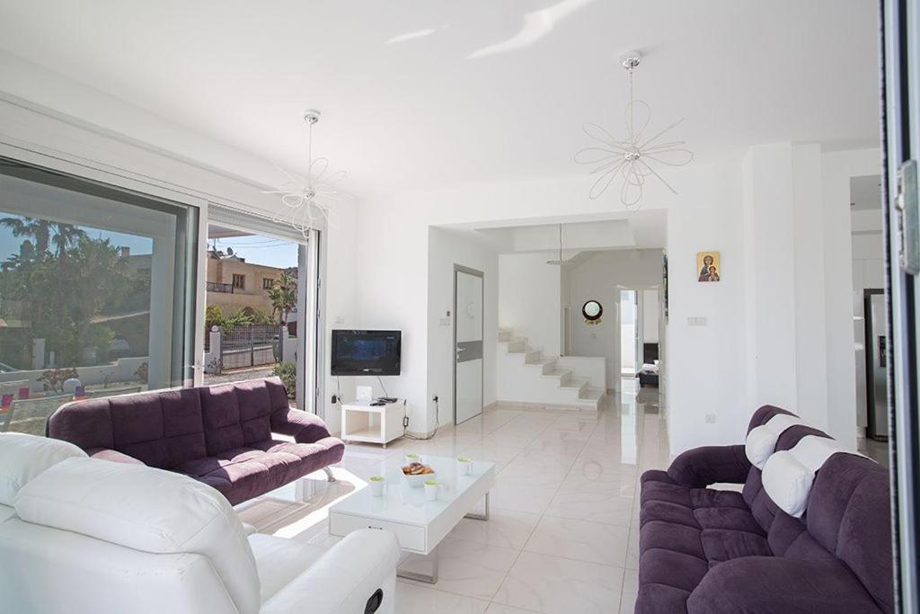 Villa Protara Chrysos - Beautiful 5 Bedroom Protaras Villa - Walking Distance