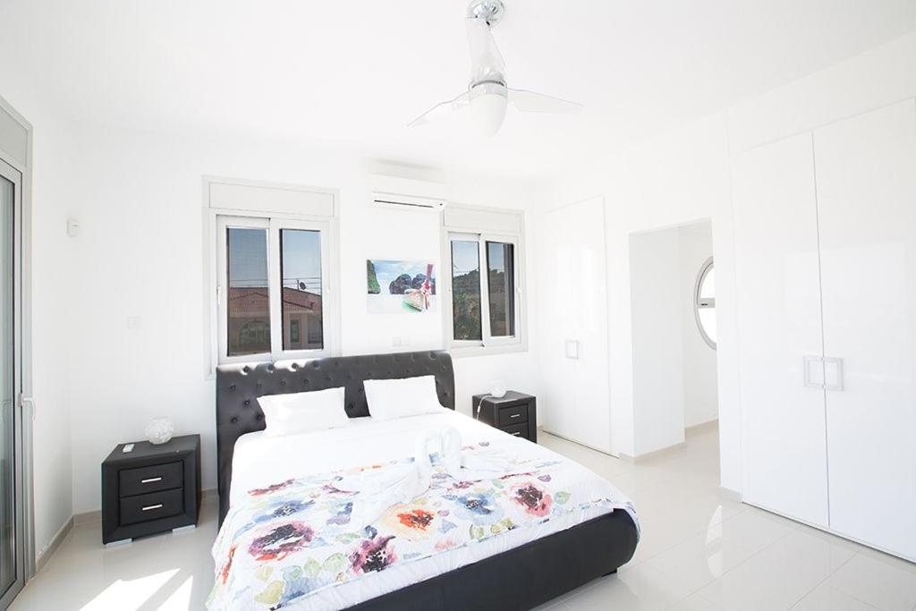 Villa Protara Chrysos - Beautiful 5 Bedroom Protaras Villa - Walking Distance