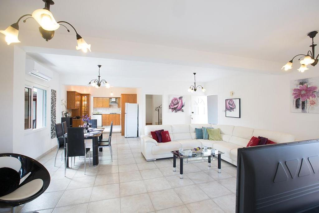 Villa Kavo Sunshine - Beautiful 3 Bedroom Protaras Villa With Private Pool