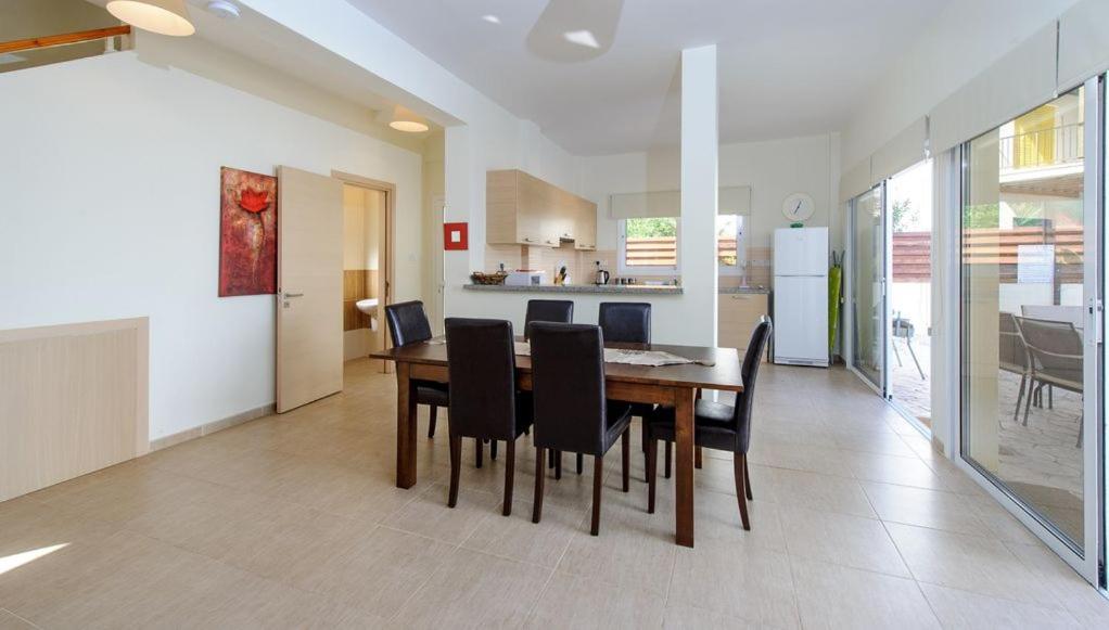 Villa Dafnis Helios - Lovely 3 Bedroom Central Protaras Villa With Pool