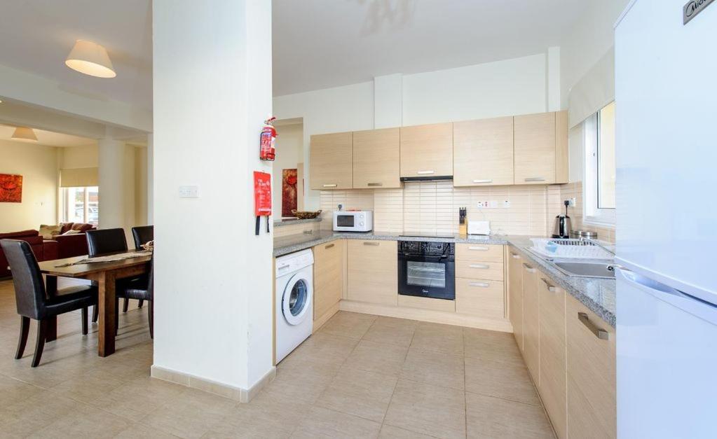 Villa Dafnis Helios - Lovely 3 Bedroom Central Protaras Villa With Pool