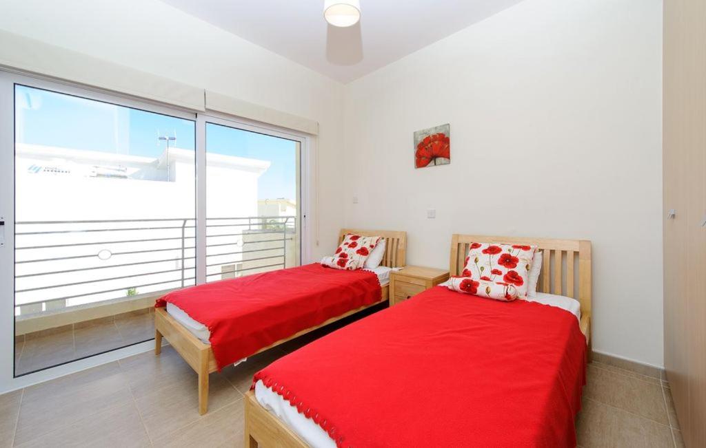 Villa Dafnis Helios - Lovely 3 Bedroom Central Protaras Villa With Pool