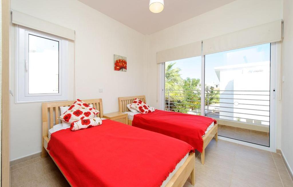 Villa Dafnis Helios - Lovely 3 Bedroom Central Protaras Villa With Pool