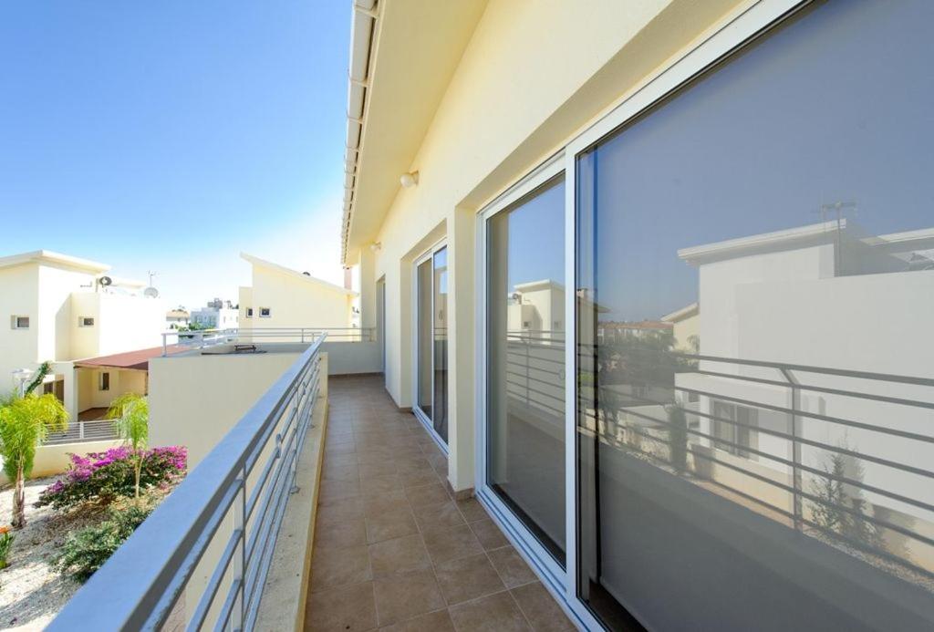 Villa Dafnis Helios - Lovely 3 Bedroom Central Protaras Villa With Pool