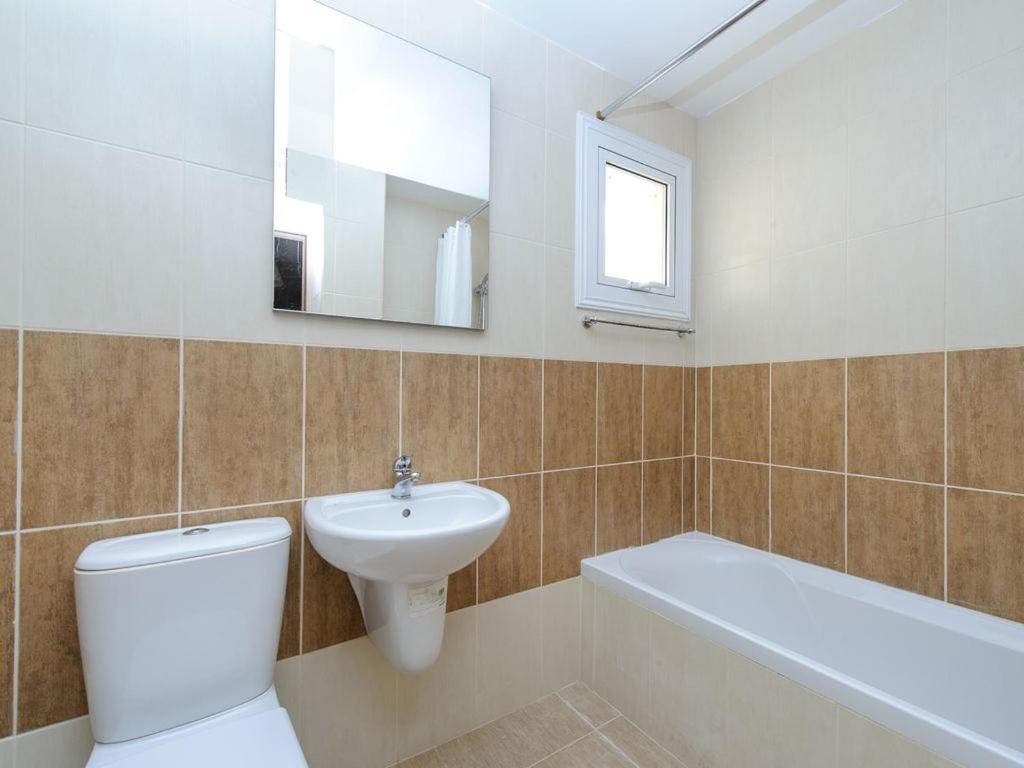 Villa Dafnis Helios - Lovely 3 Bedroom Central Protaras Villa With Pool