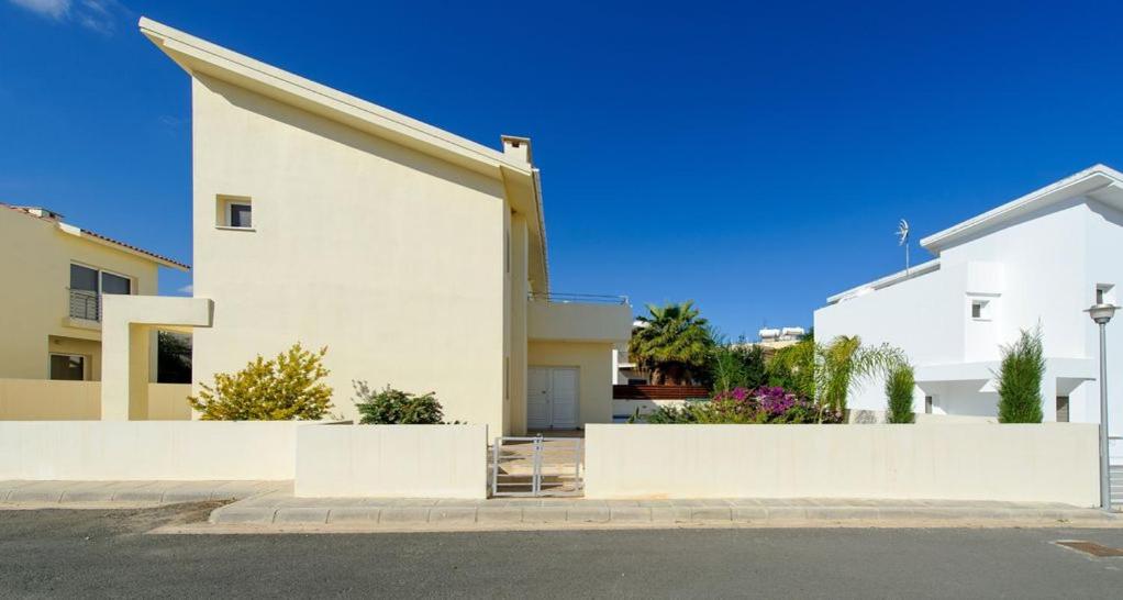 Villa Dafnis Helios - Lovely 3 Bedroom Central Protaras Villa With Pool