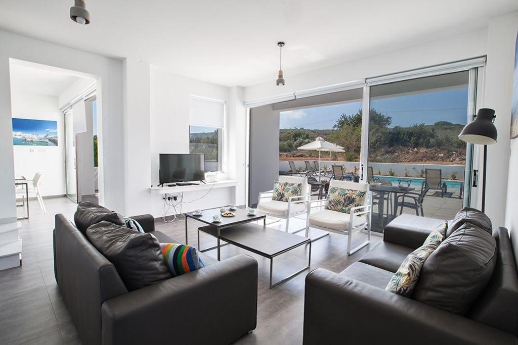Villa Ochosto Loux - Fabulous 5 Bedroom Protaras Villa With Private Pool