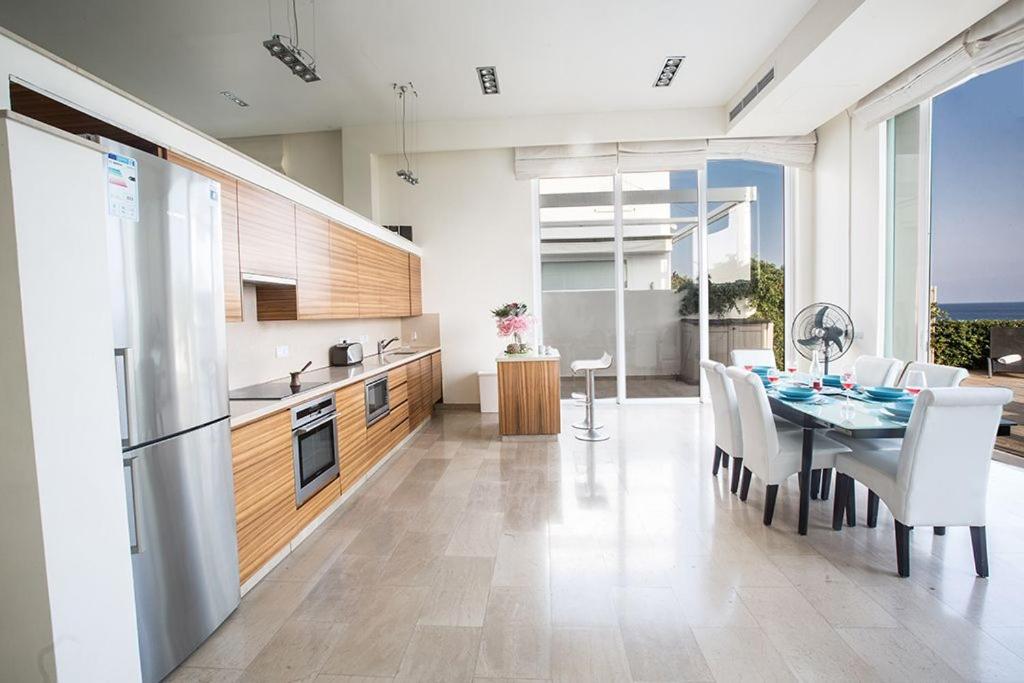 Villa Fig Tree Bay Frontline,Luxury 4Bdr Sea-Front Protaras Villa With Pool