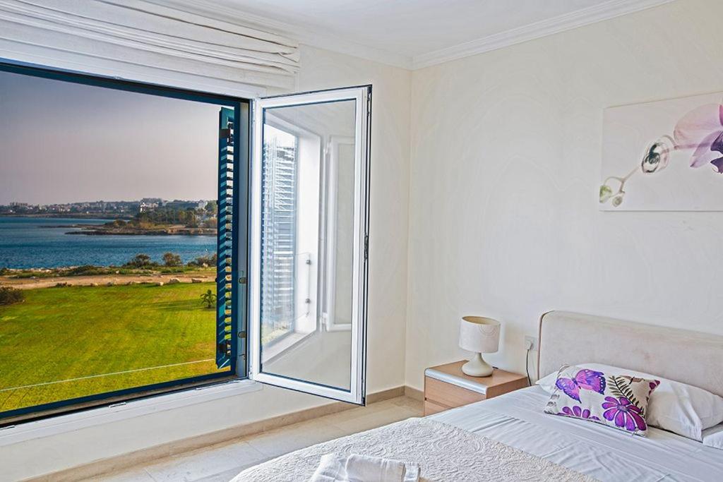 Villa Fig Tree Bay Frontline,Luxury 4Bdr Sea-Front Protaras Villa With Pool