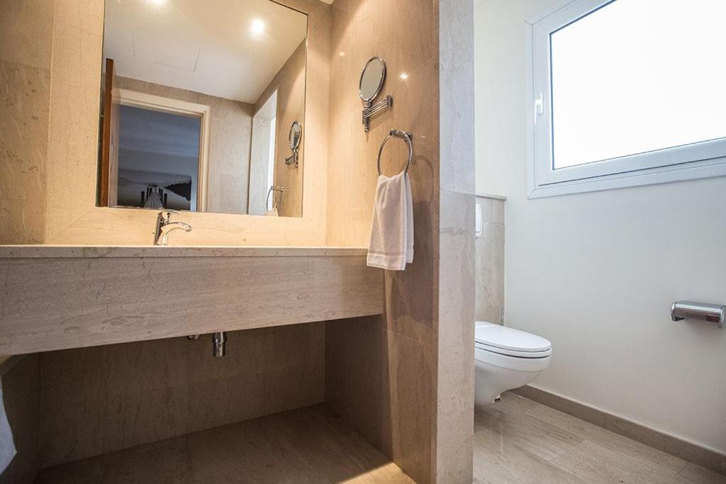 Villa Fig Tree Bay Frontline,Luxury 4Bdr Sea-Front Protaras Villa With Pool