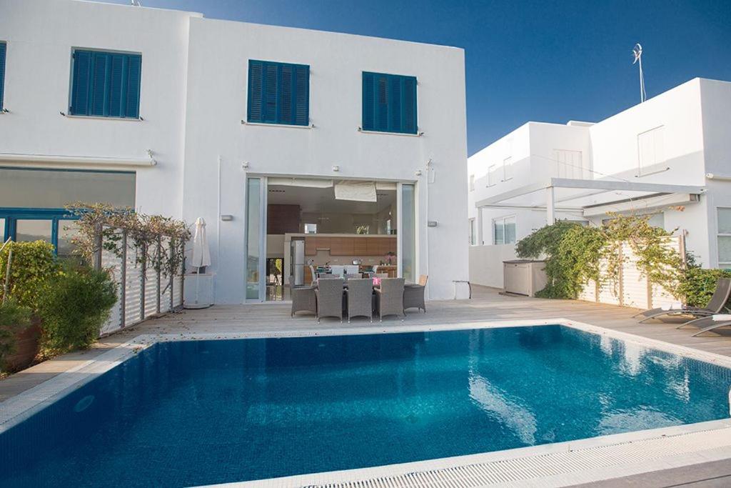 Villa Fig Tree Bay Frontline,Luxury 4Bdr Sea-Front Protaras Villa With Pool
