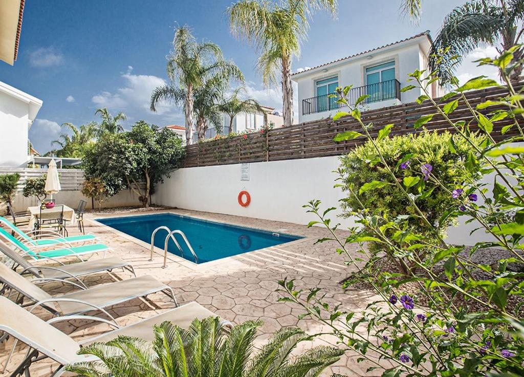 Villa Dafnis Sunshine - Modern 3 Bedroom Central Protaras Villa With Pool