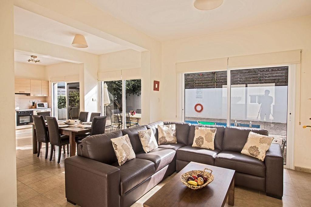 Villa Dafnis Sunshine - Modern 3 Bedroom Central Protaras Villa With Pool