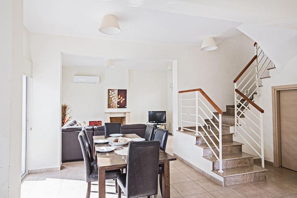 Villa Dafnis Sunshine - Modern 3 Bedroom Central Protaras Villa With Pool