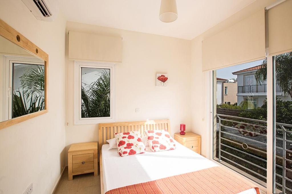 Villa Dafnis Sunshine - Modern 3 Bedroom Central Protaras Villa With Pool