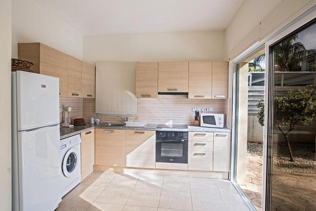 Villa Dafnis Sunshine - Modern 3 Bedroom Central Protaras Villa With Pool