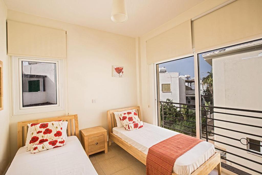 Villa Dafnis Sunshine - Modern 3 Bedroom Central Protaras Villa With Pool
