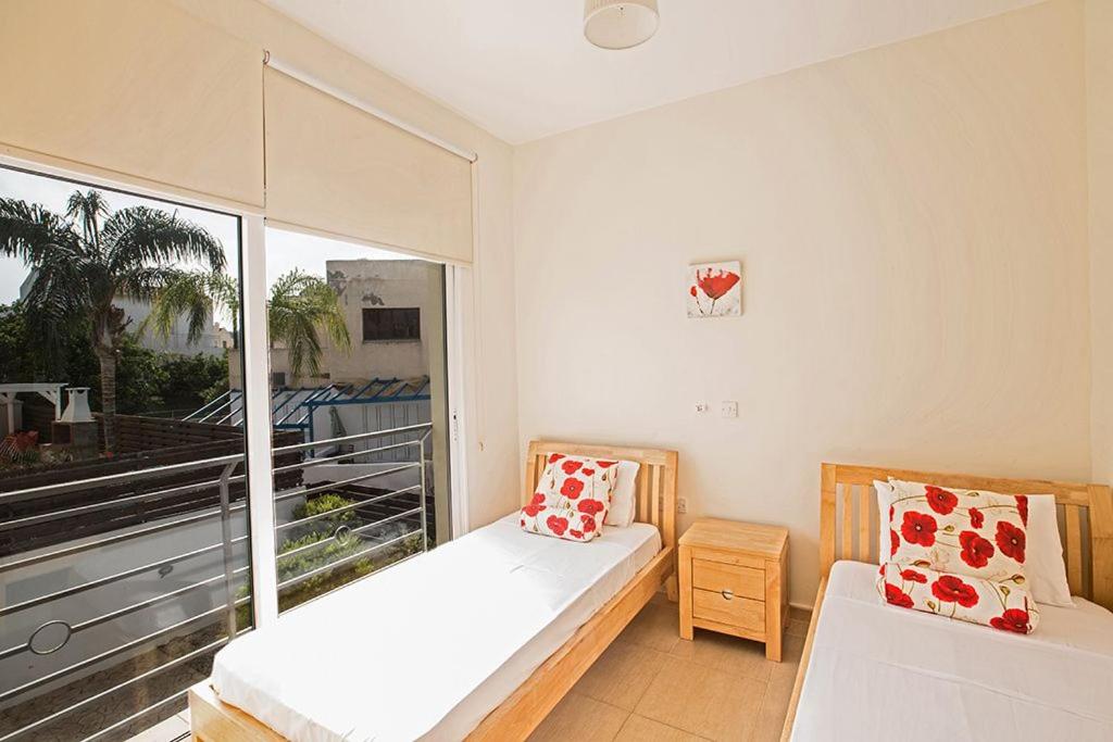 Villa Dafnis Sunshine - Modern 3 Bedroom Central Protaras Villa With Pool