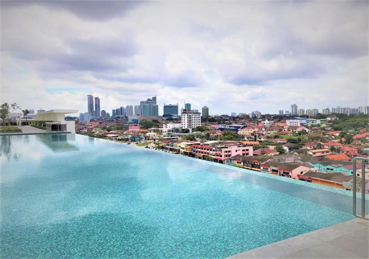 Suites at 1Tebrau