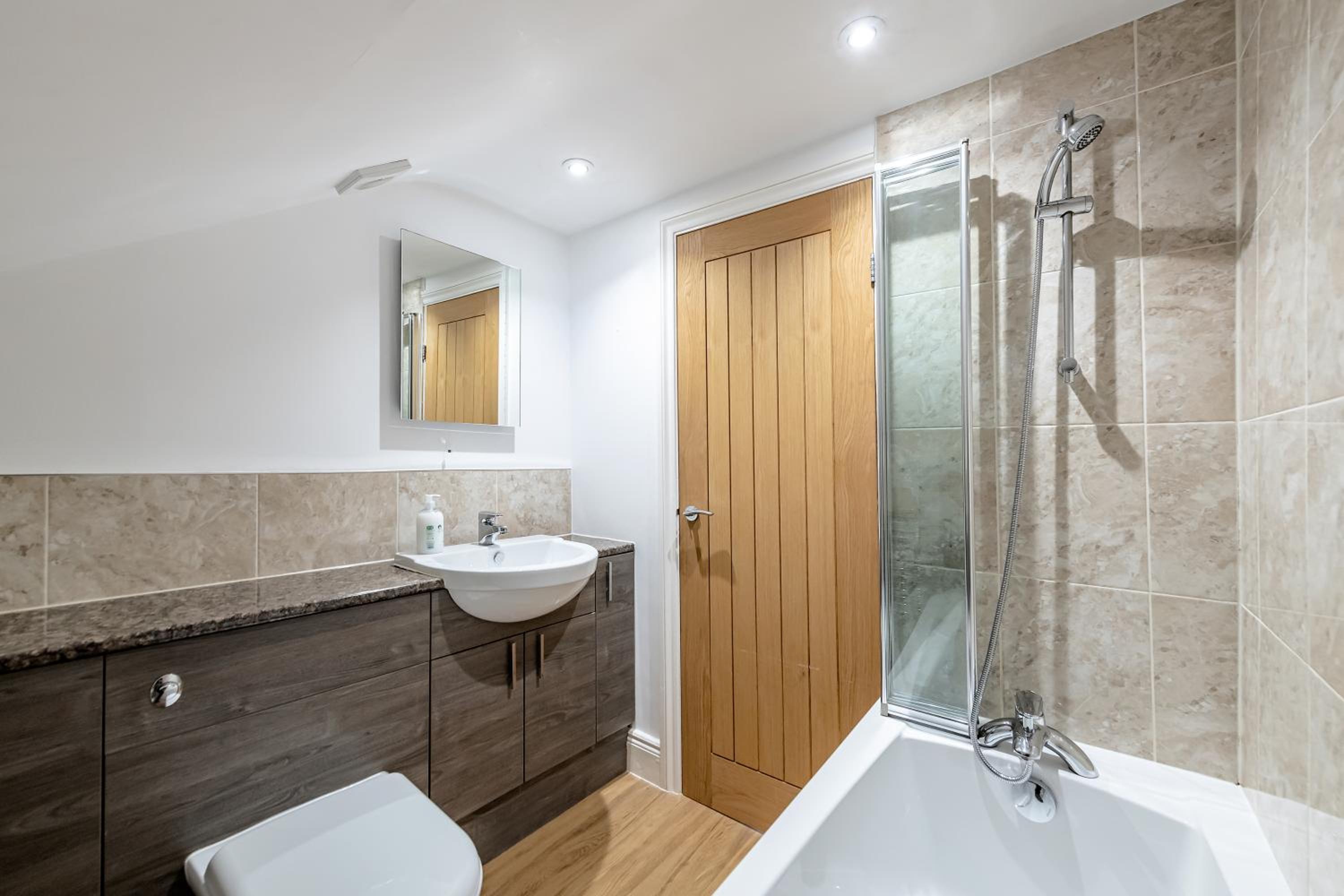 Modern & Spacious 2 Bedroom Maisonette view 3