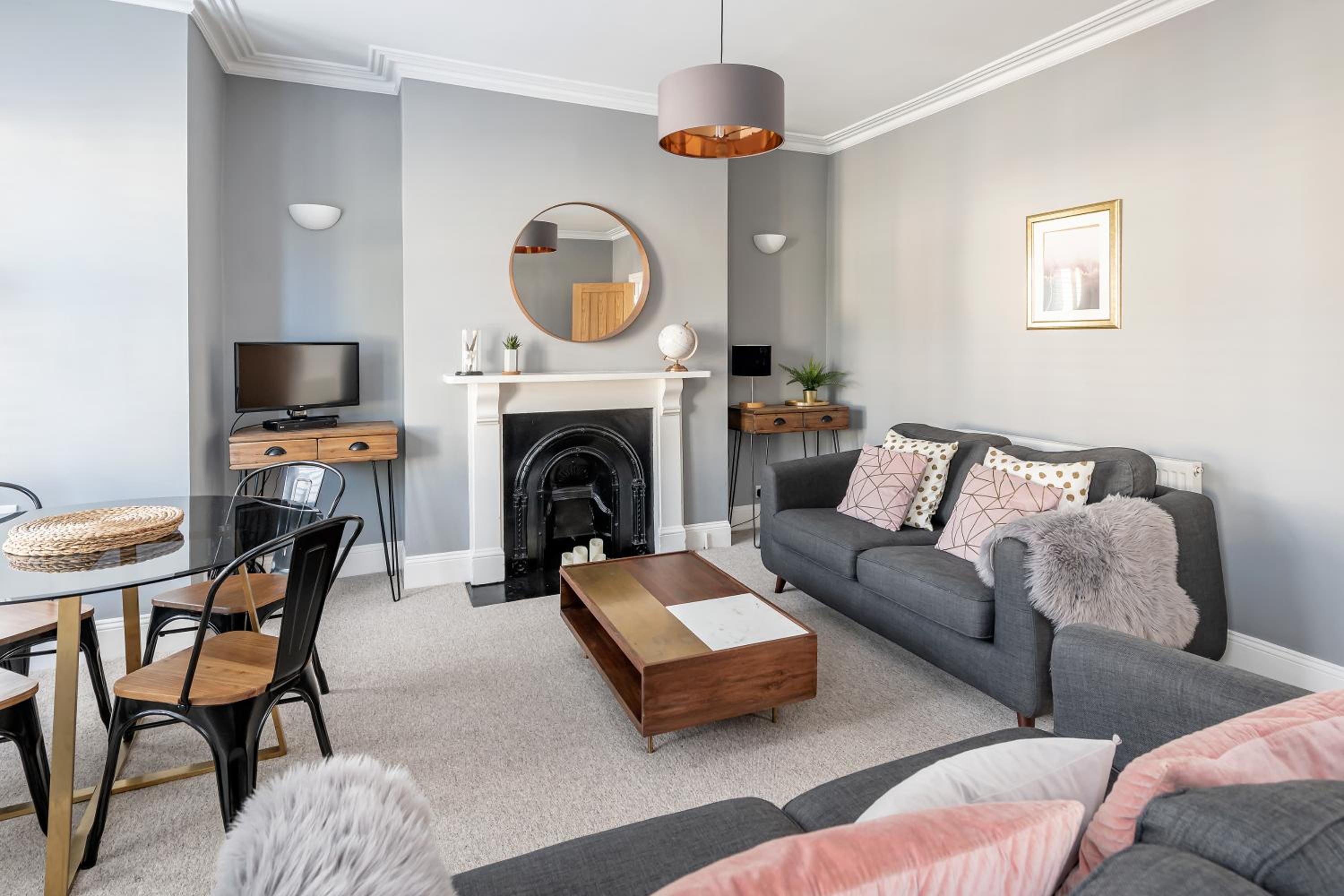 Modern & Spacious 2 Bedroom Maisonette view 5
