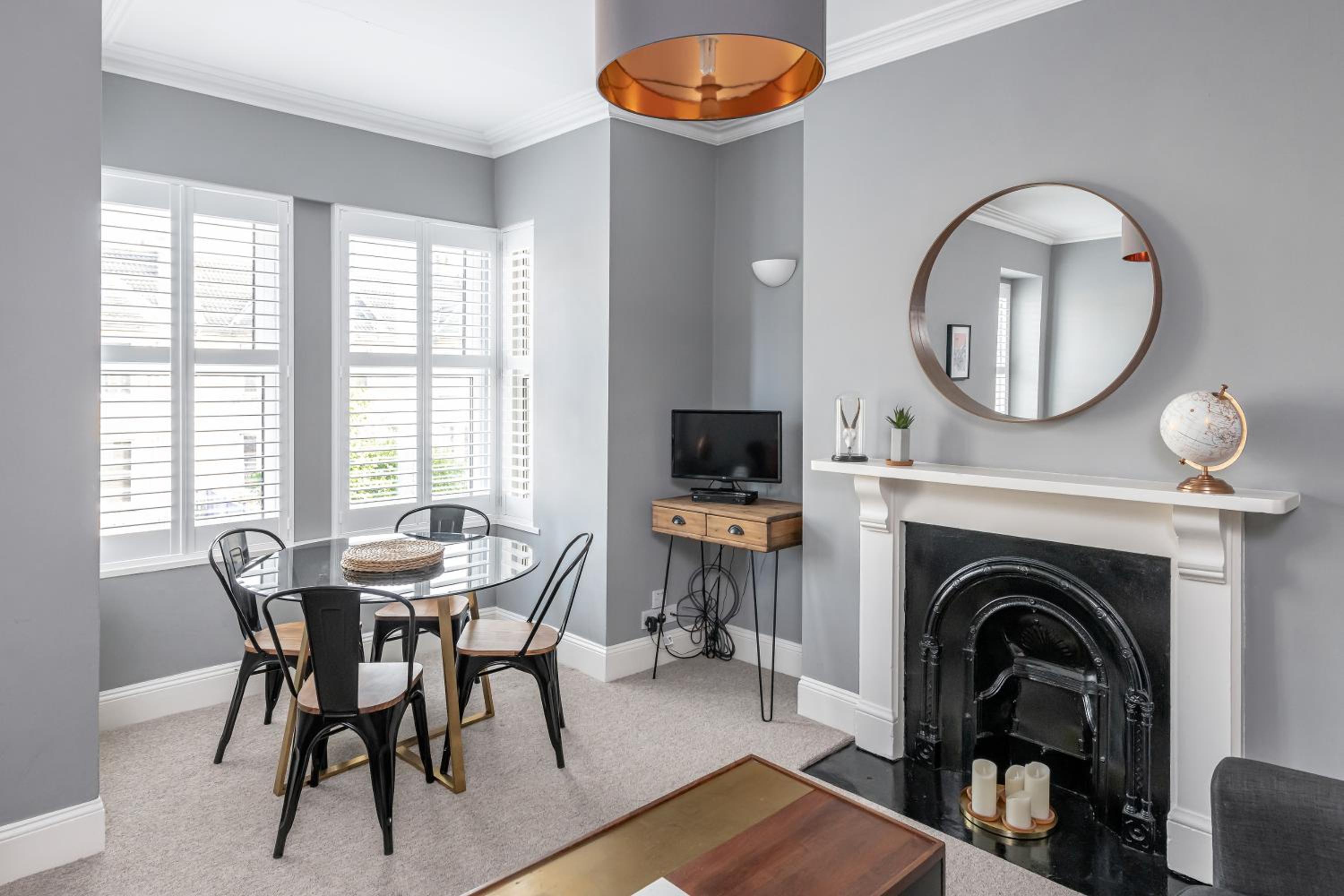 Modern & Spacious 2 Bedroom Maisonette view 4