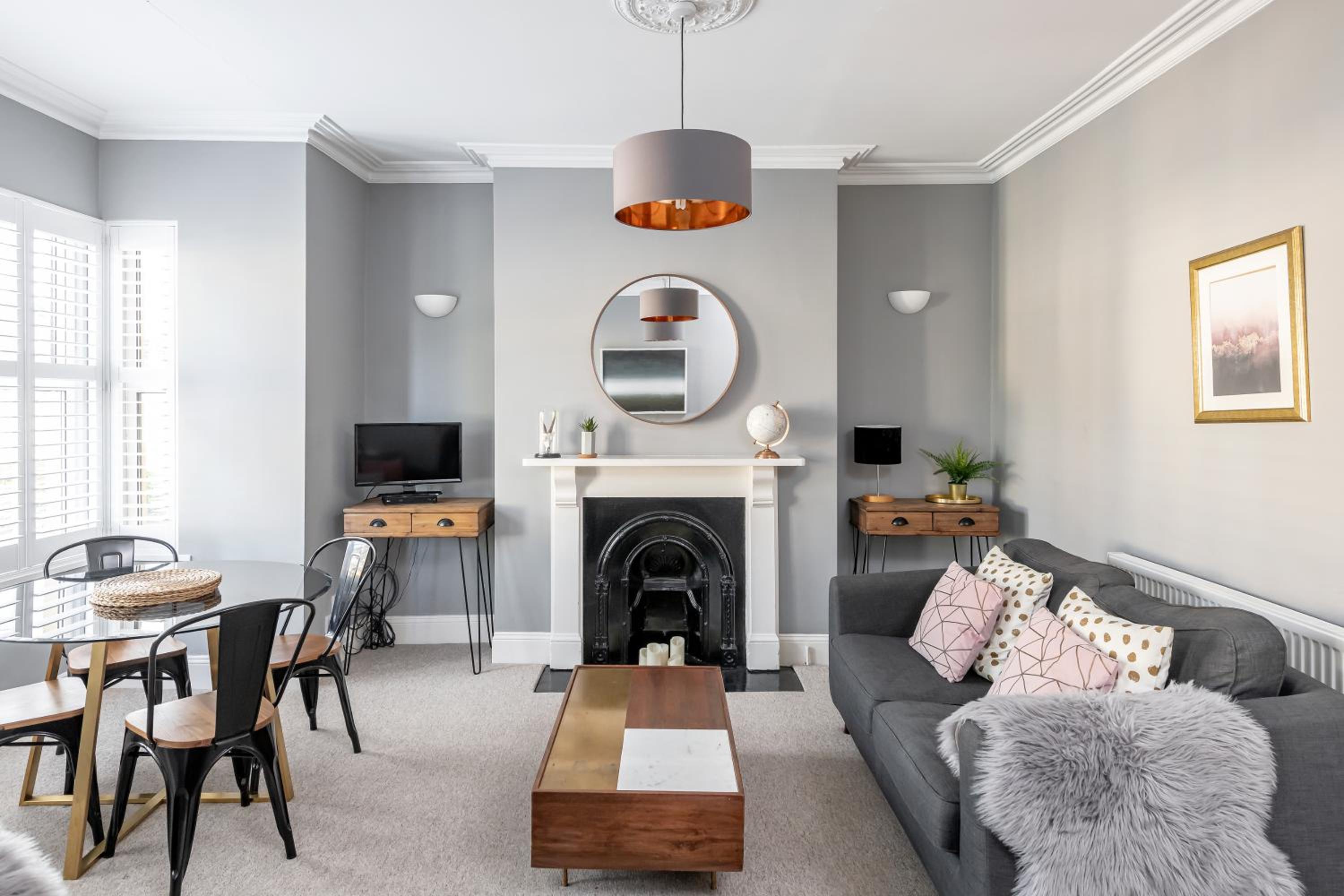 Modern & Spacious 2 Bedroom Maisonette view 2