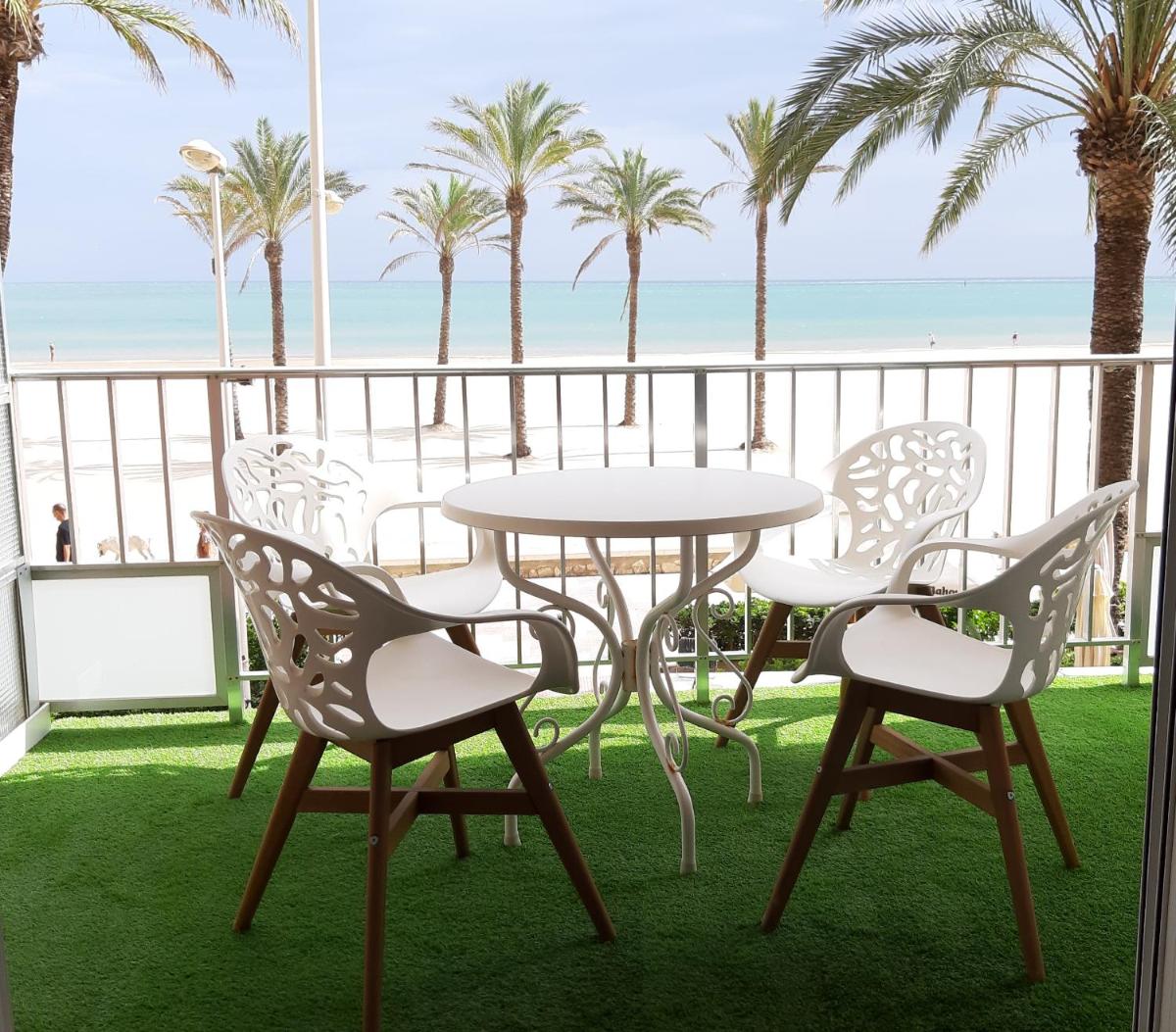 NUEVO, Primerísima línea con Wifi y Parking gratis en Playa San Antonio photo 1