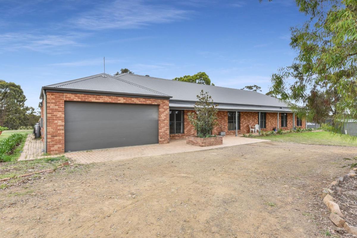 Hunter Valley Vineyard Large Family Farm Houses - Ironstone Estate Lovedale — photo 3
