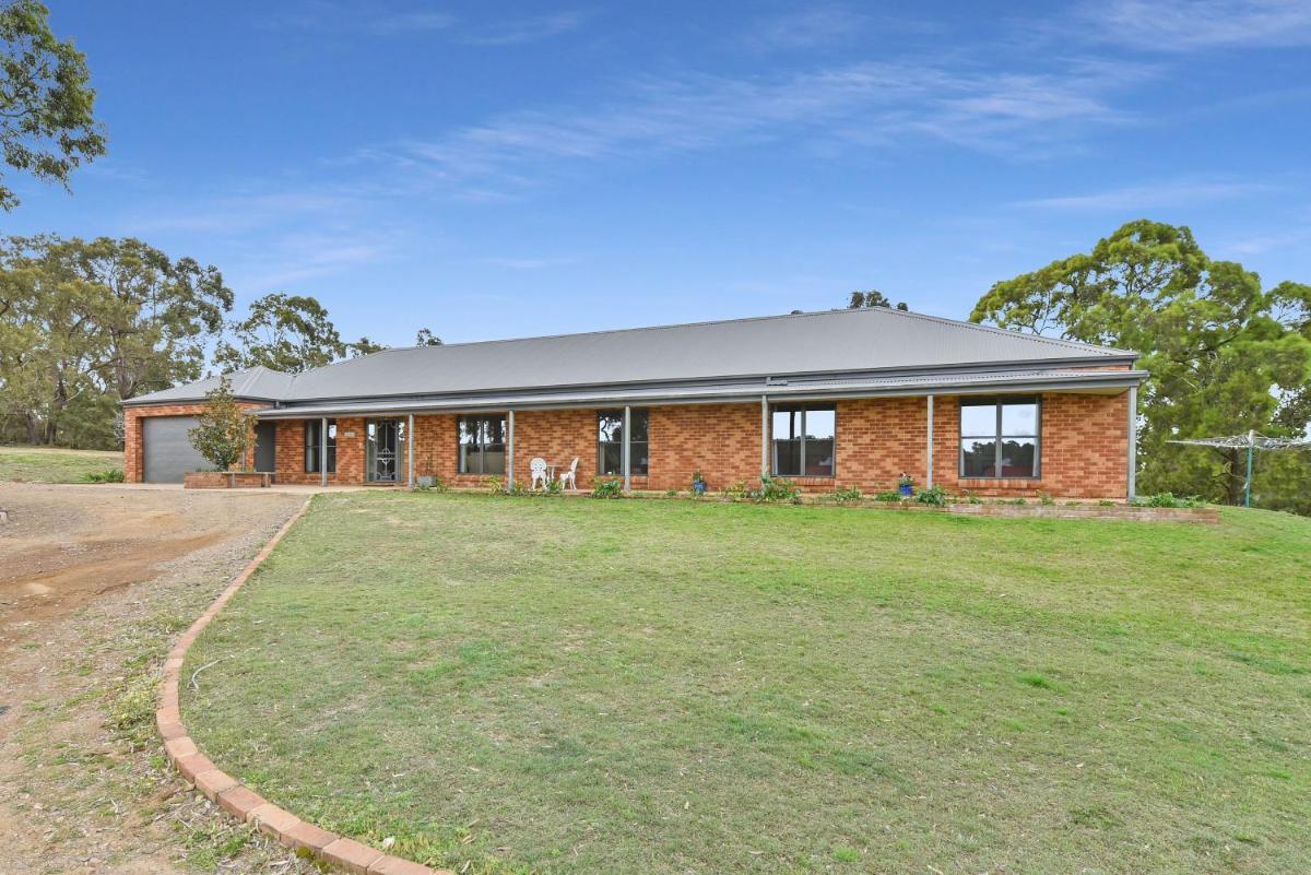 Hunter Valley Vineyard Large Family Farm Houses - Ironstone Estate Lovedale — photo 4