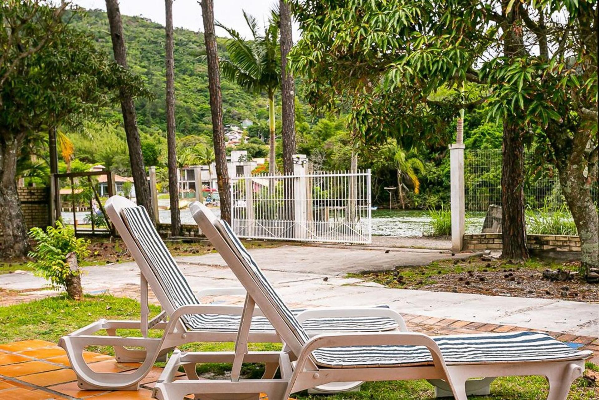 Casa em meio a natureza, em frente ao canal