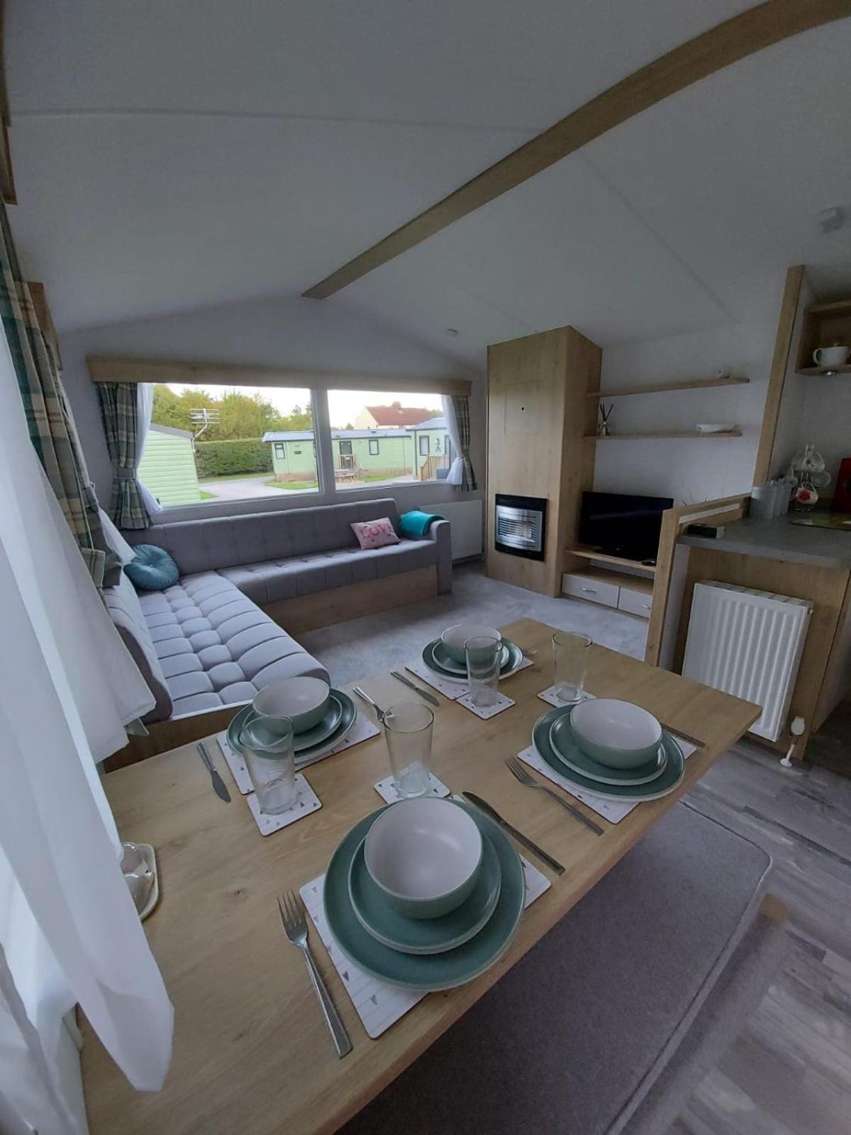 Woofles Luxury Caravan at Knaresborough Lido view 4