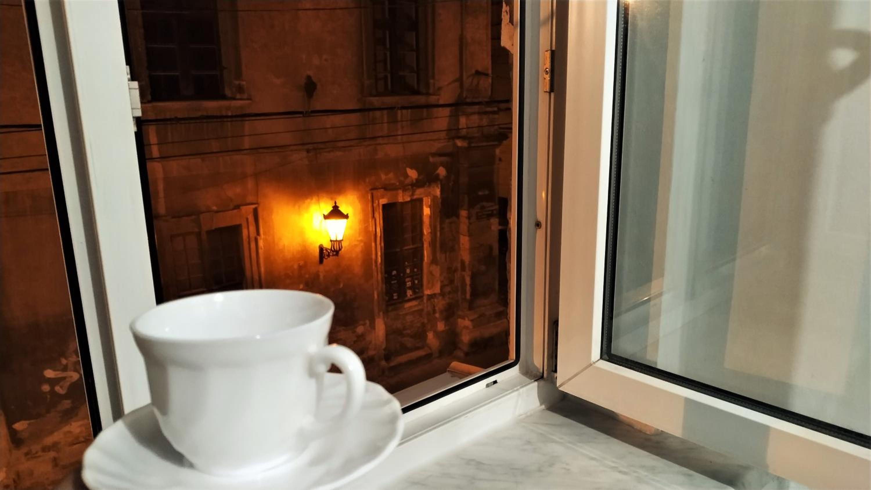 Apartment in the Heart of Rynok Square Романтичні апартаменти на площі Ринок Є СВІТЛО!