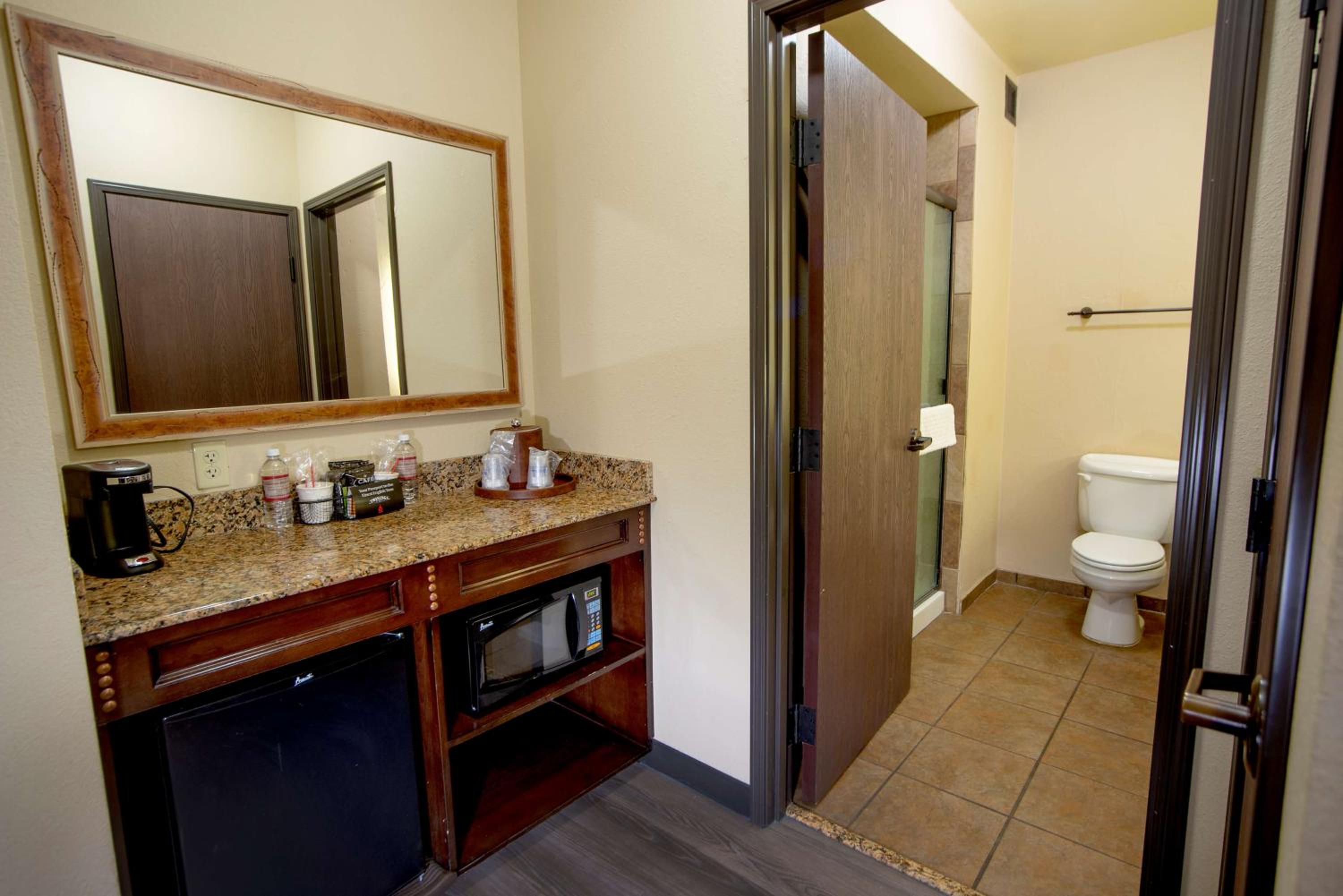Stillwater Vacations - Best Western PLUS Cimarron Hotel  Suites - Property Image 8