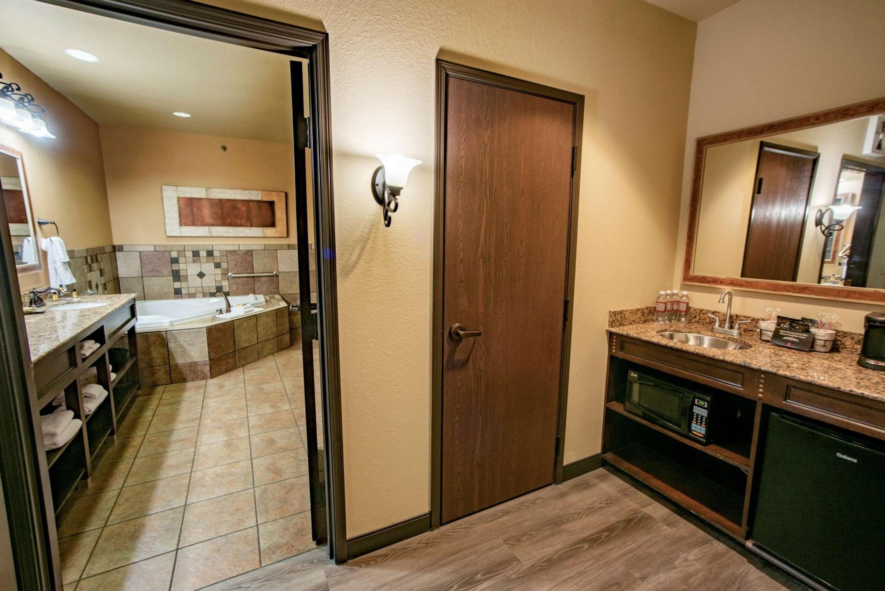 Stillwater Vacations - Best Western PLUS Cimarron Hotel  Suites - Property Image 9