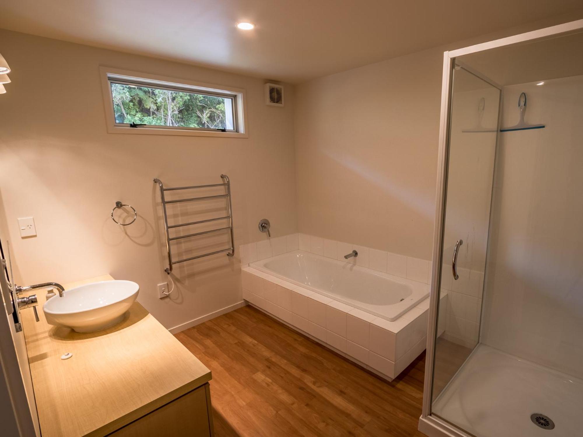 Te Wharepuni - Tata Beach Holiday Home view 3