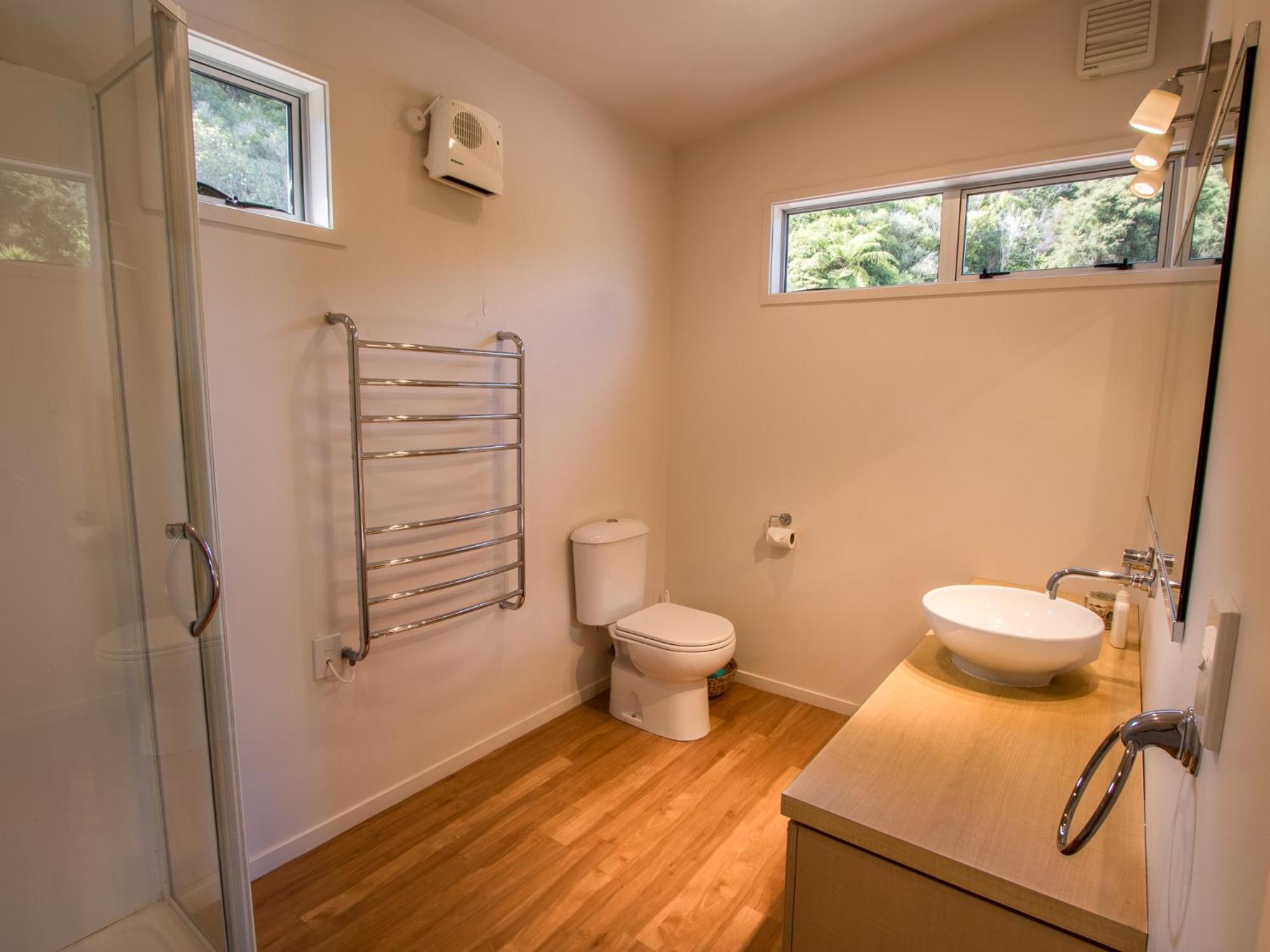 Te Wharepuni - Tata Beach Holiday Home view 4