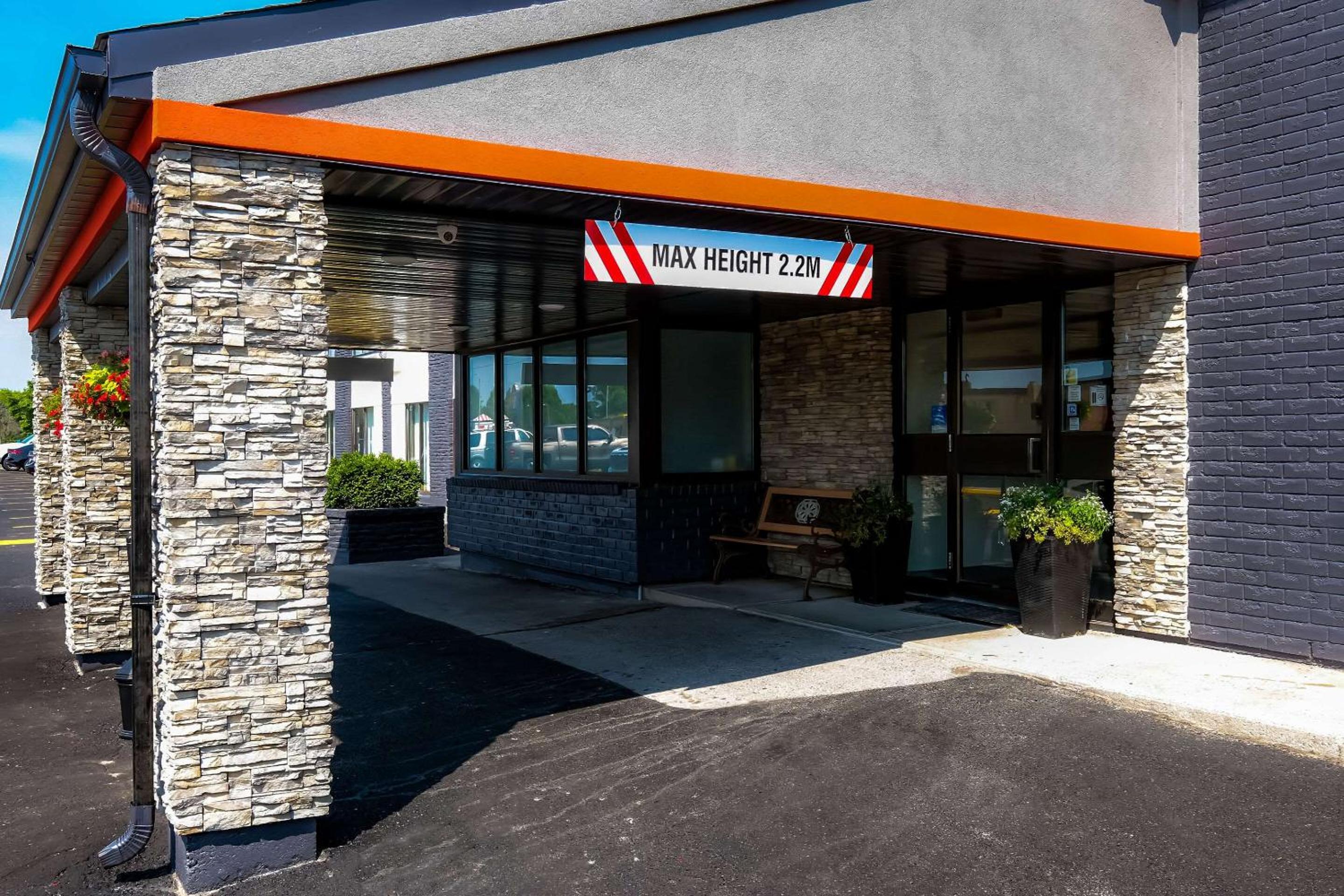 Belleville Vacations - Comfort Inn - Property Image 7