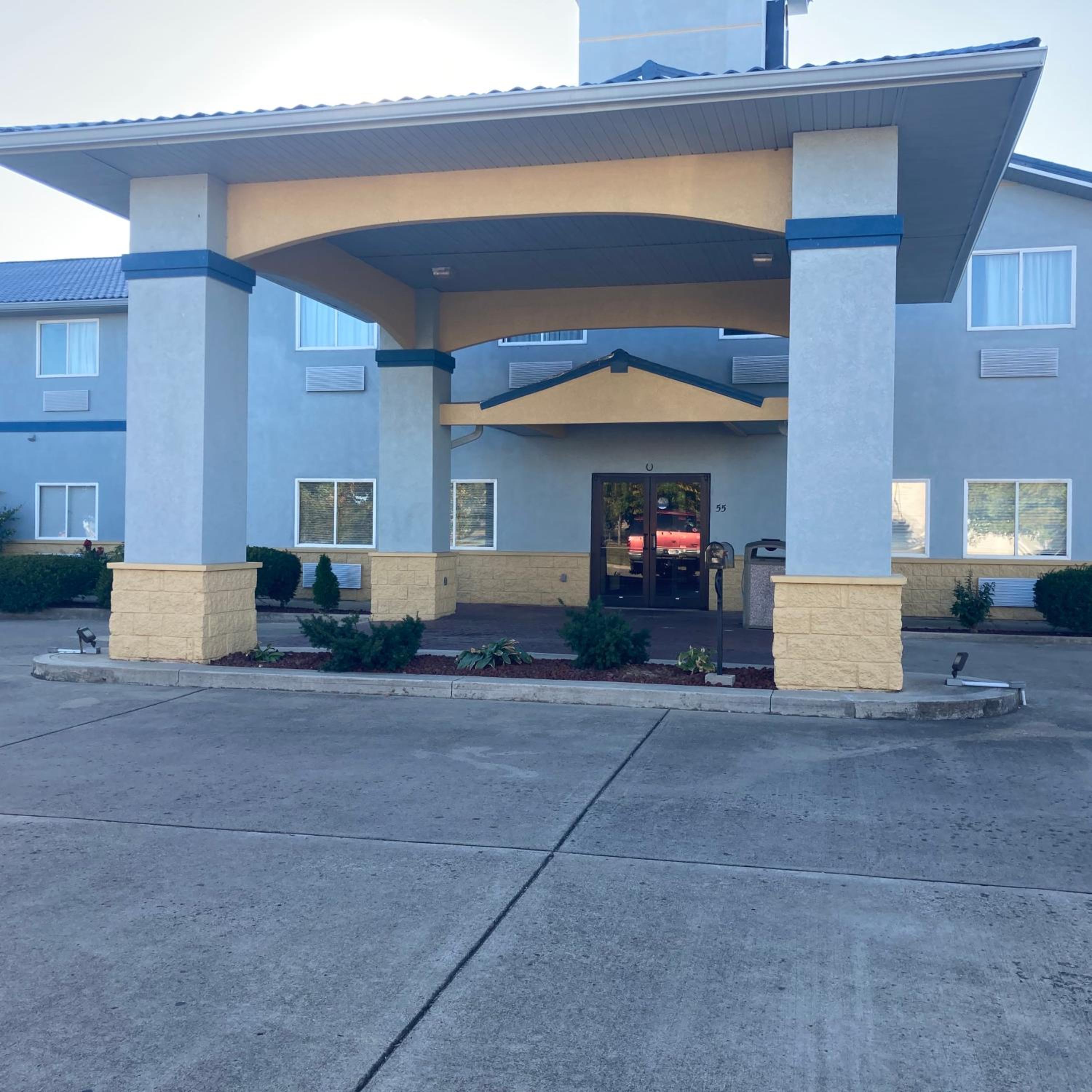 Super 8 by Wyndham Martinsville view 2