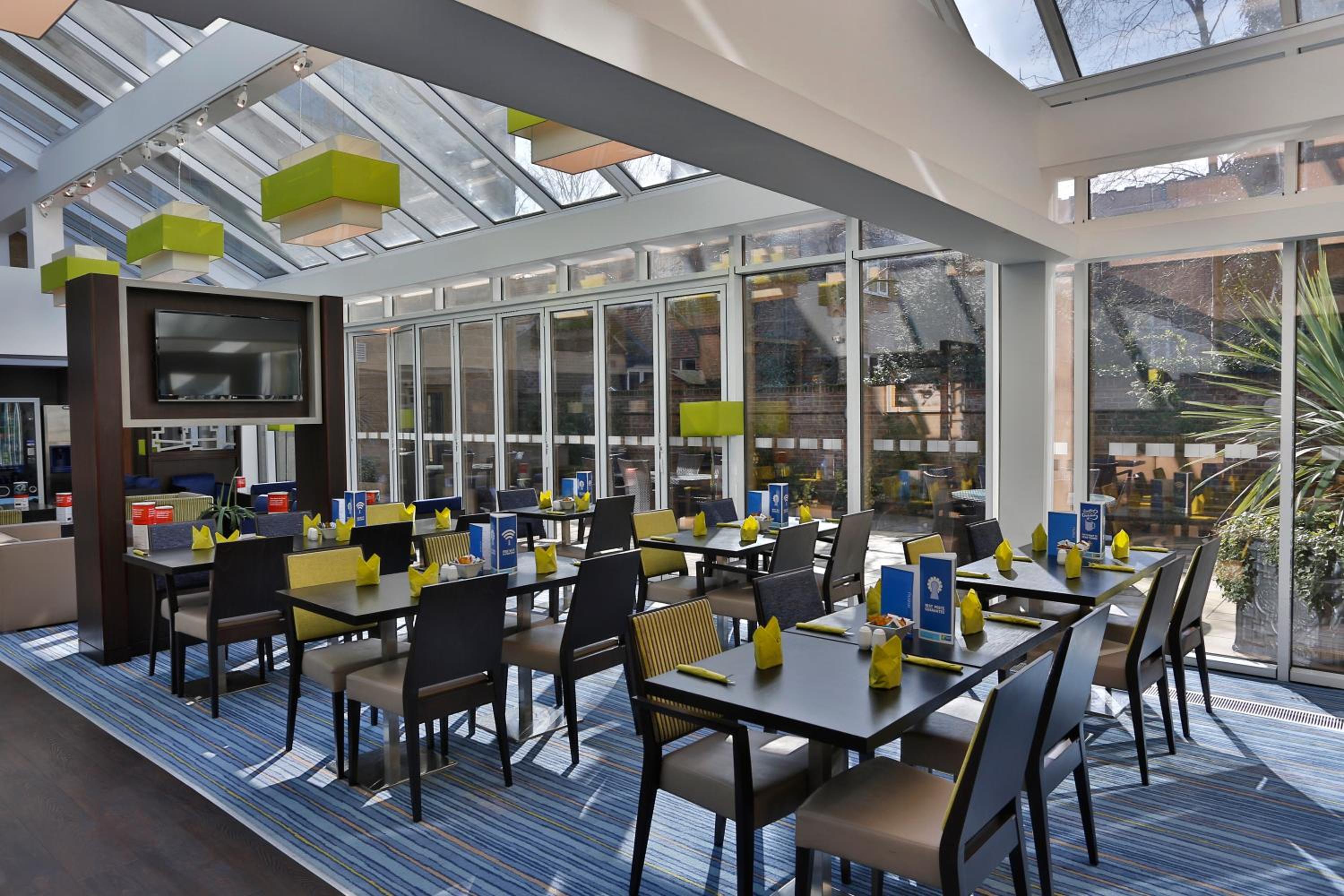Windsor Vacations - Holiday Inn Express Windsor, an IHG Hotel - Property Image 7