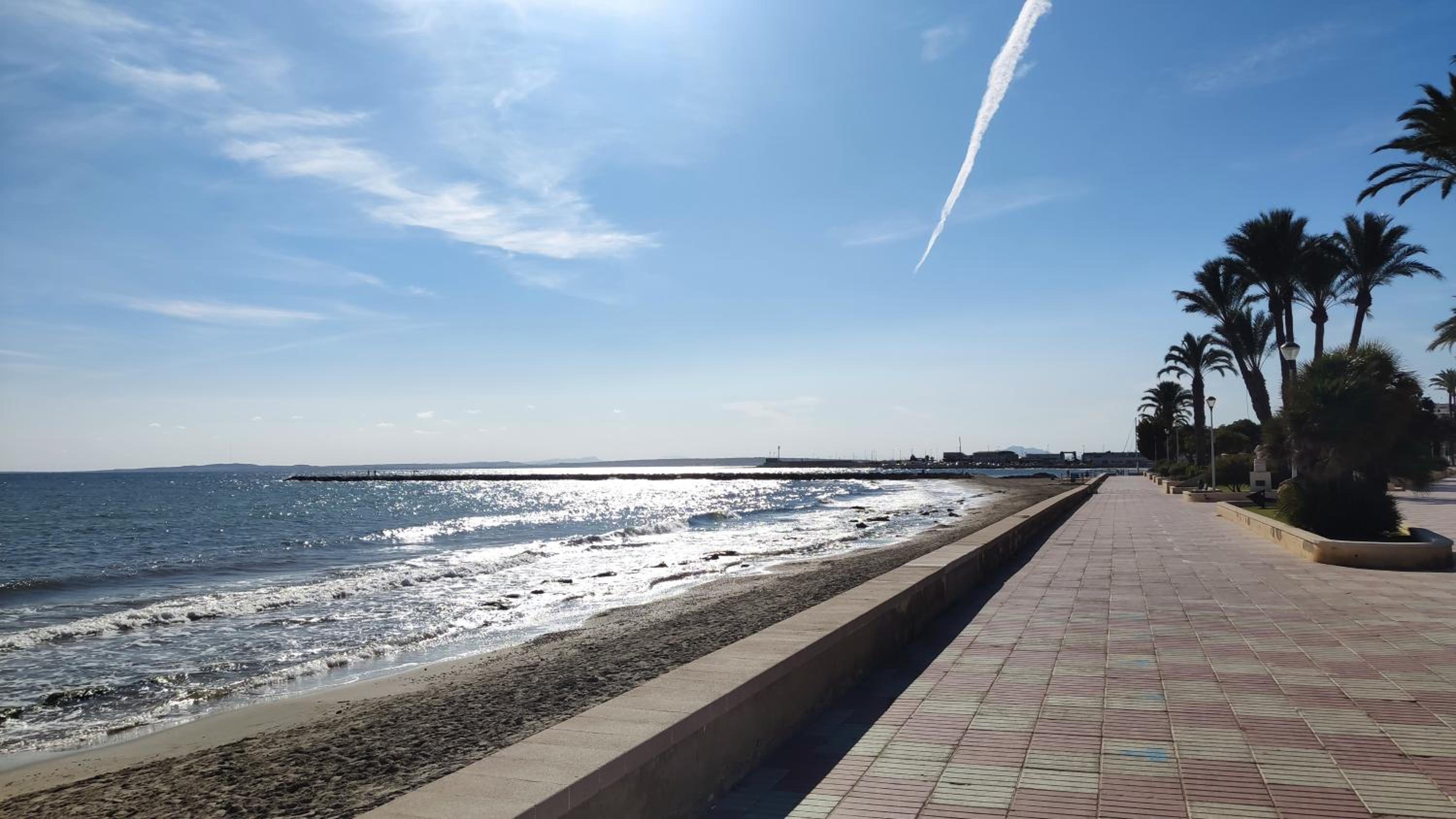 Sunny apartment near the beach