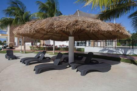 departamento en Cancún con 7 albercas tipo playa y laguna