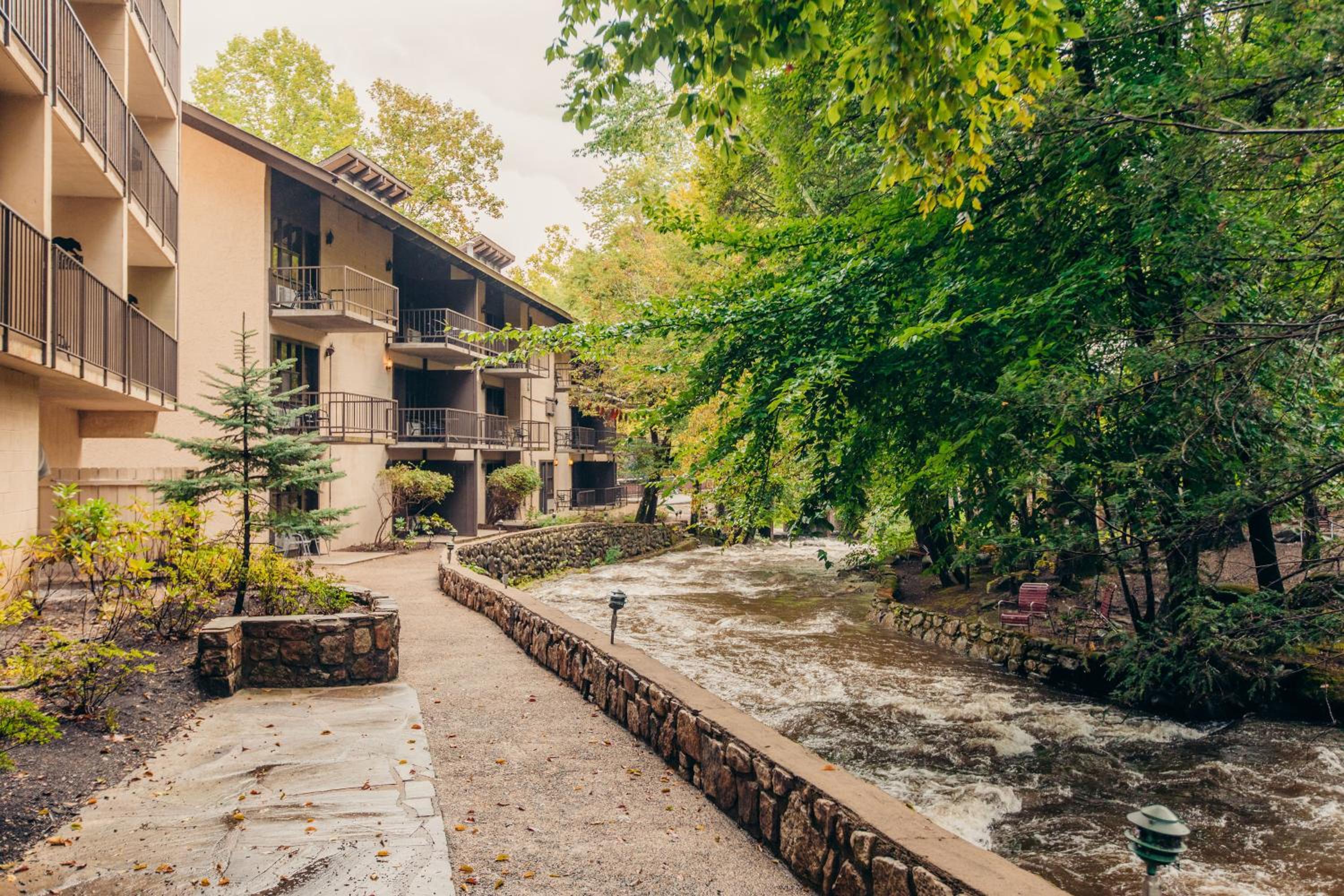 Brookside Lodge - Gatlinburg - On the River