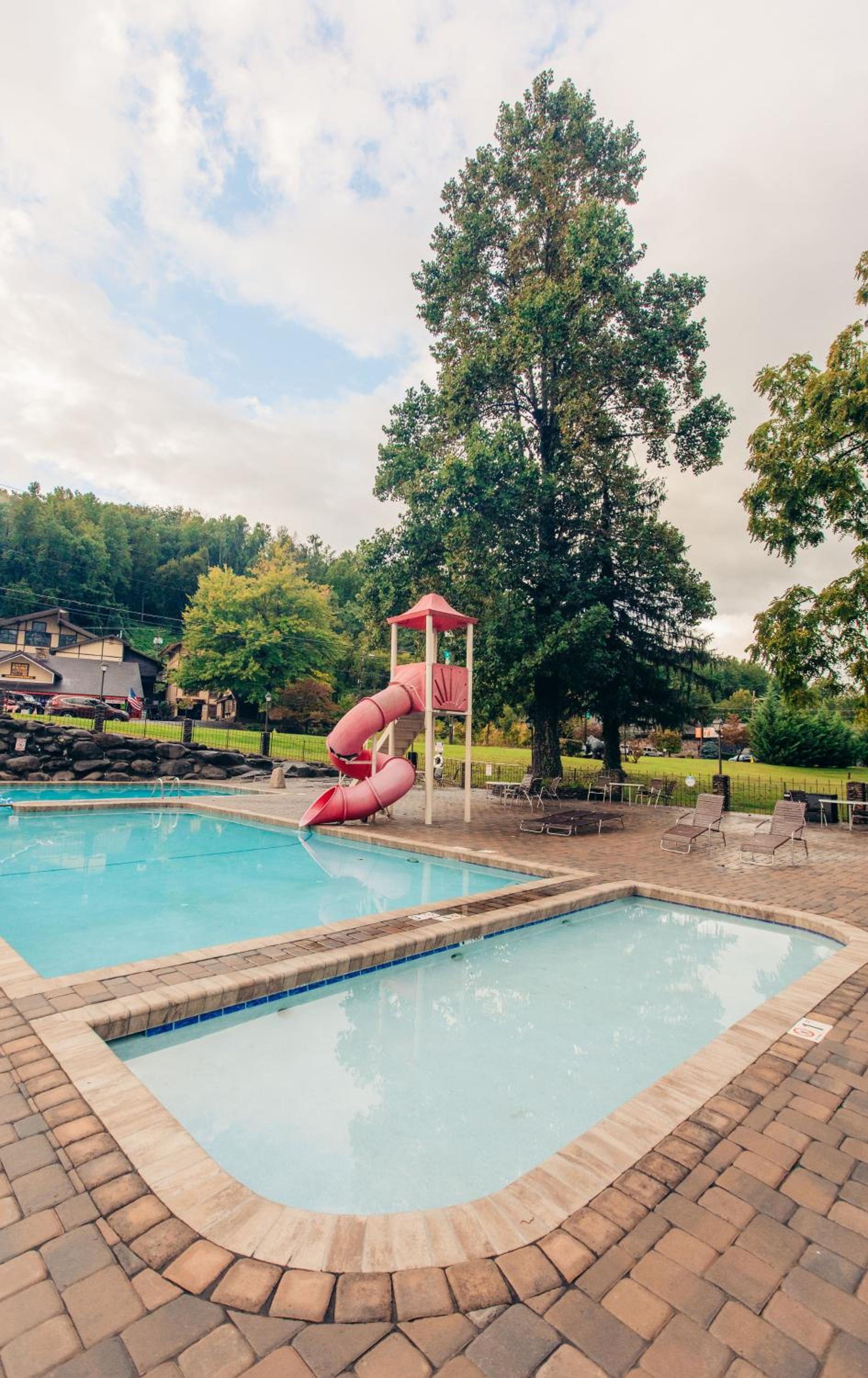 Brookside Lodge - Gatlinburg - On the River