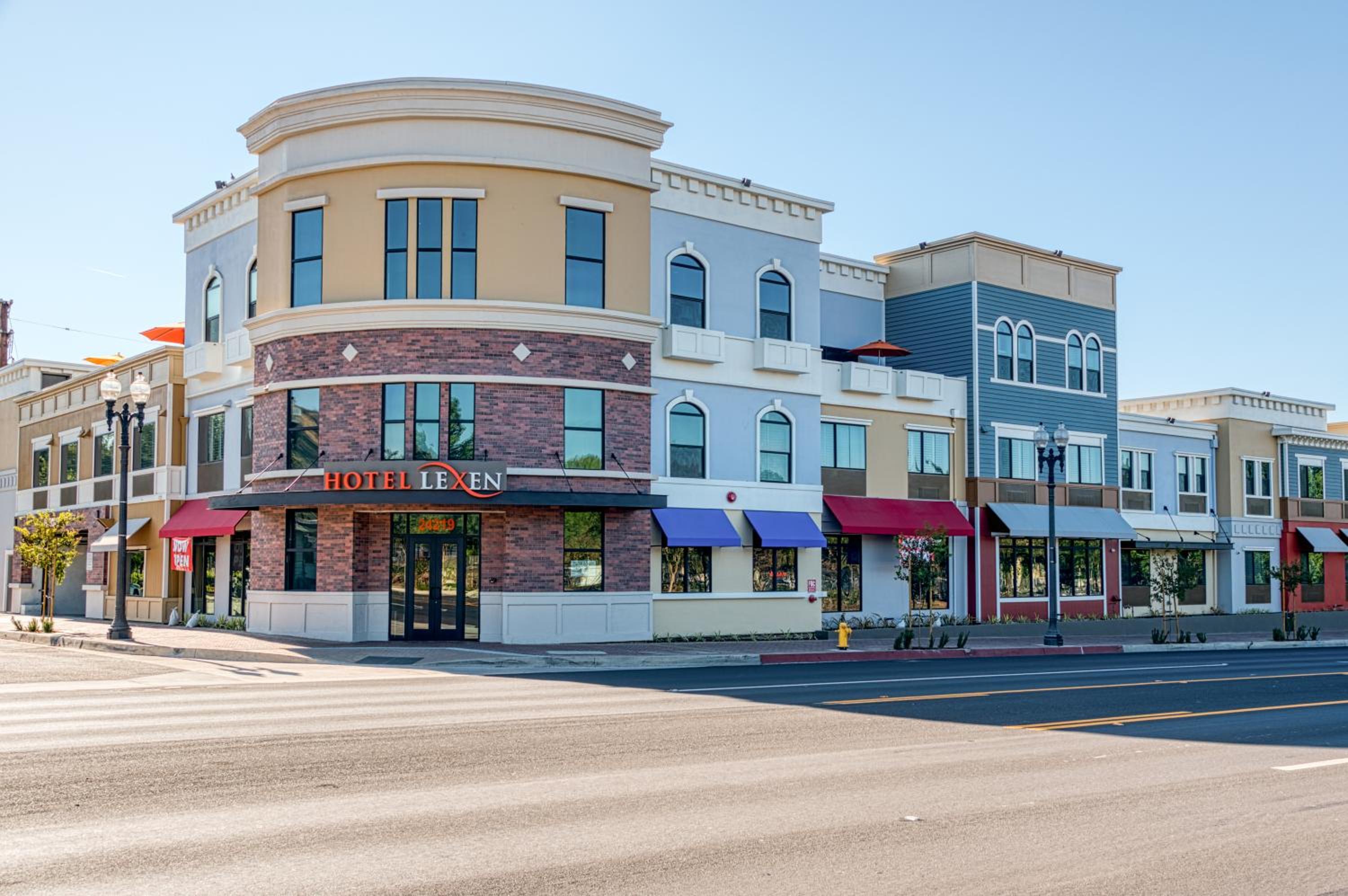 Hotel Lexen Newhall Santa Clarita - Near Six Flags Magic Mountain - Property Image 3