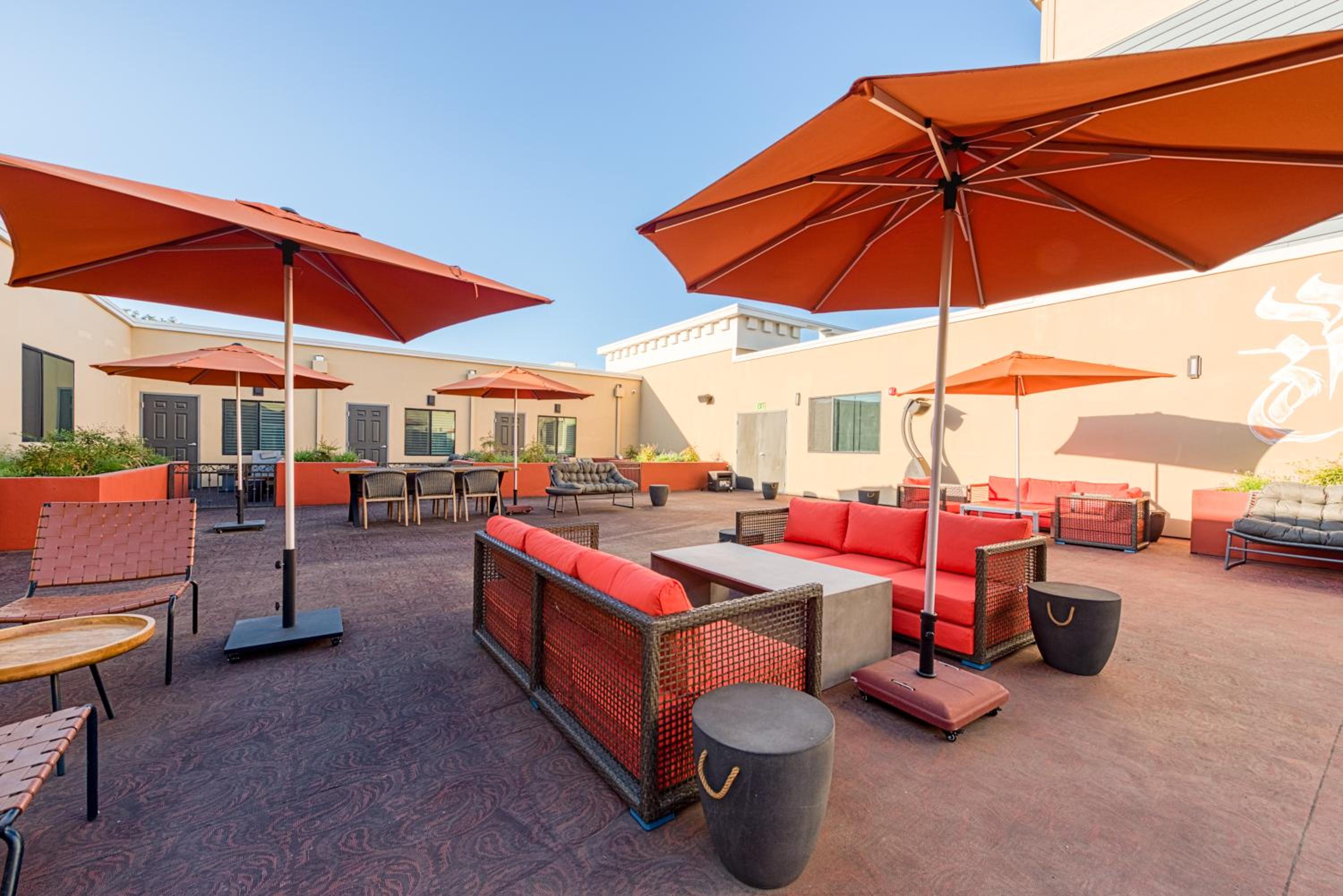 Hotel Lexen Newhall Santa Clarita - Near Six Flags Magic Mountain - Property Image 43