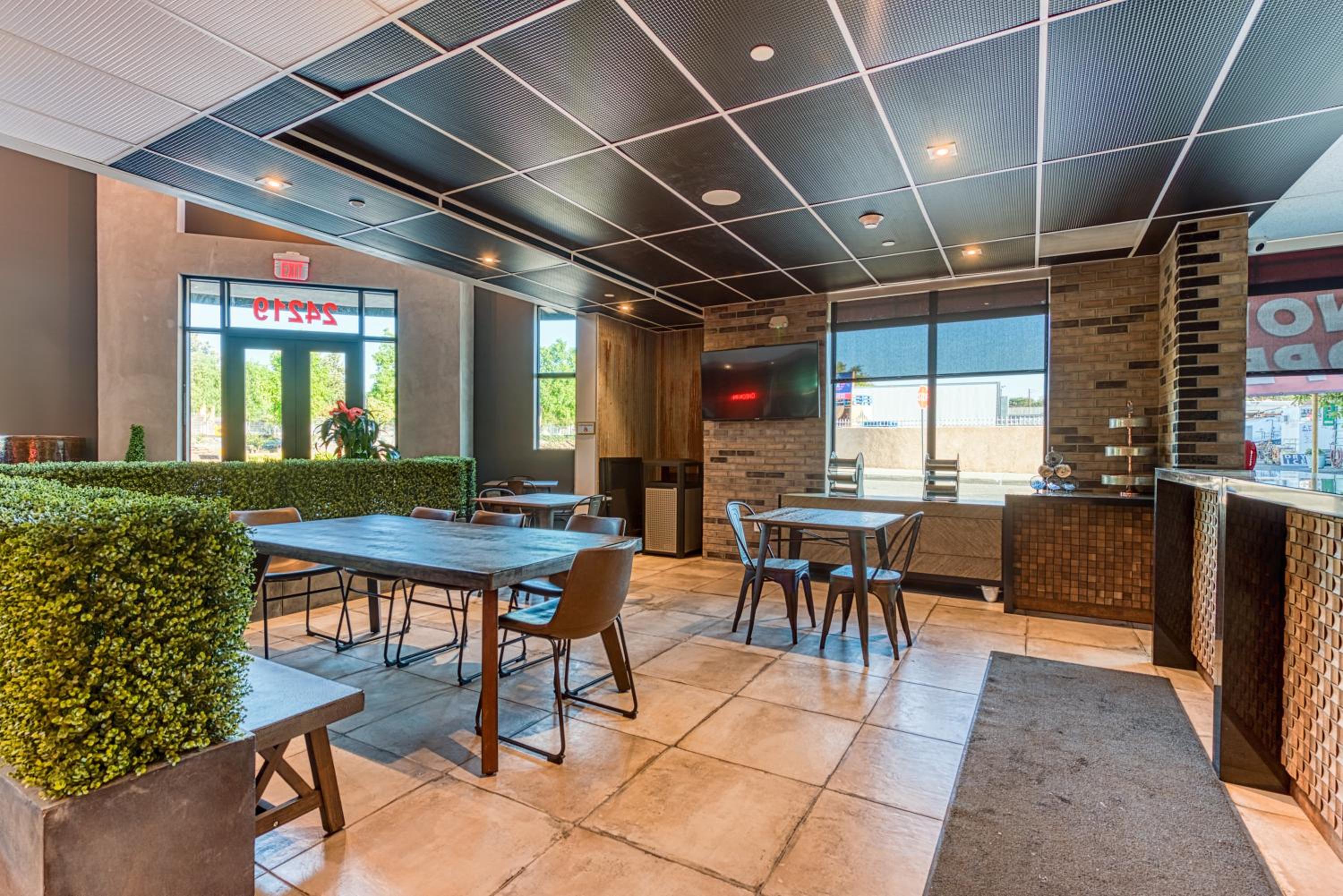 Hotel Lexen Newhall Santa Clarita - Near Six Flags Magic Mountain - Property Image 37