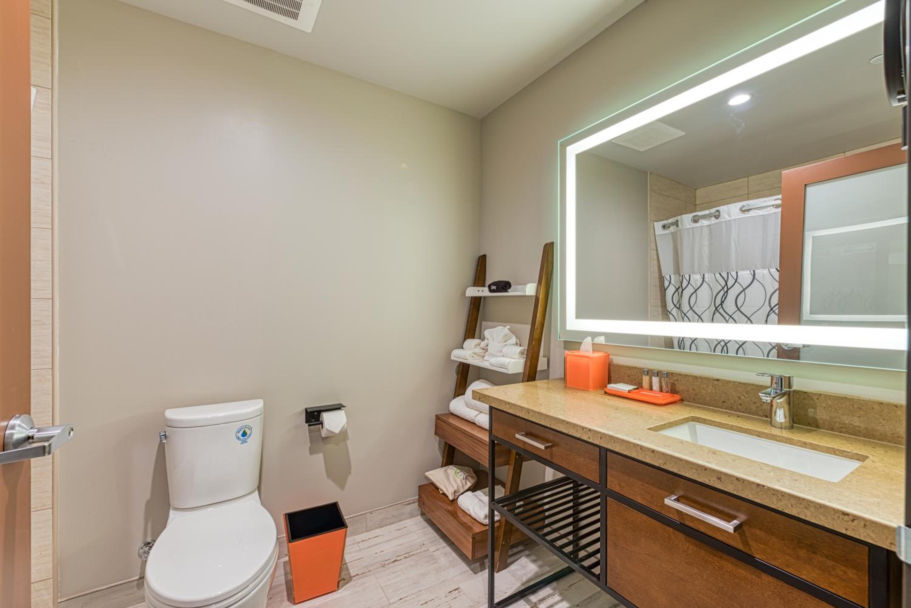 Hotel Lexen Newhall Santa Clarita - Near Six Flags Magic Mountain - Property Image 6